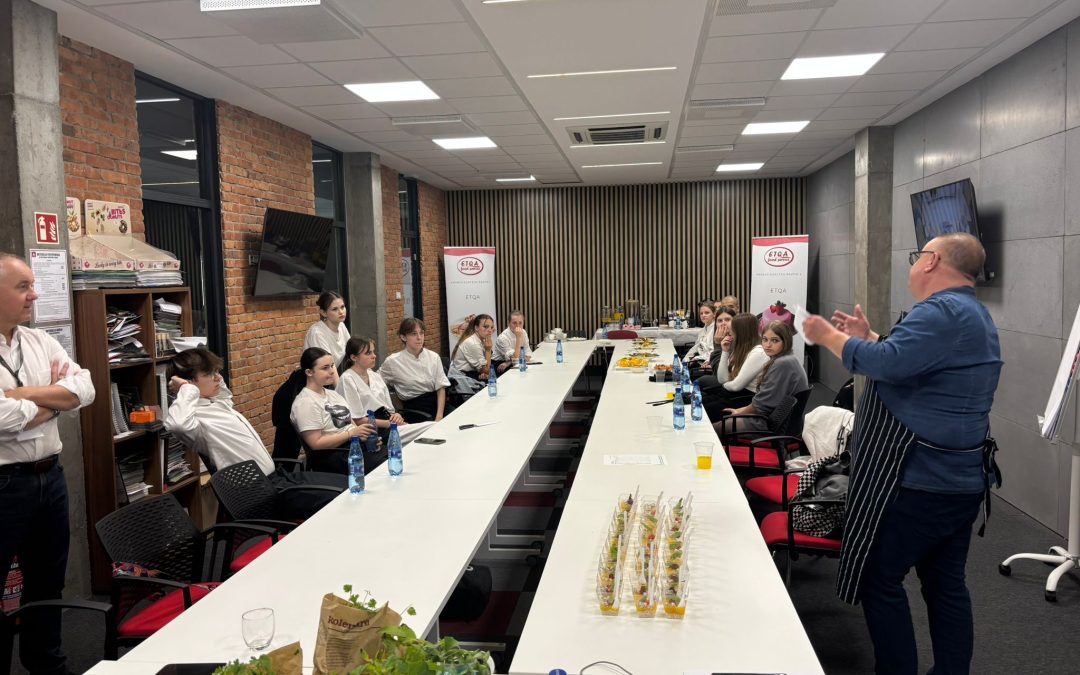 Uczniowie Zespołu Szkół Gastronomicznych na warsztatach kulinarnych w firmie ETQA w Częstochowie