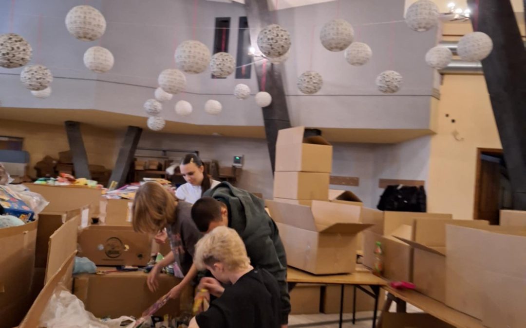 Pakowanie paczek w ramach akcji ” Mikołaj na Kresach”