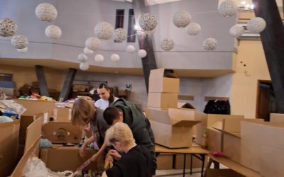 Pakowanie paczek w ramach akcji ” Mikołaj na Kresach”